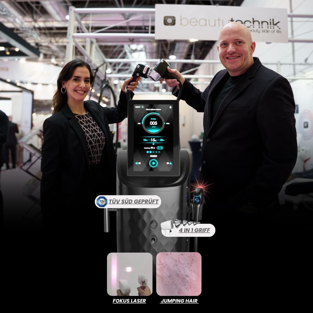 Meryem und Sascha Mackenberg stehen am beautytechnik-Messestand neben dem Imperia Precision, dessen Display die eingestellte Energie zeigt.