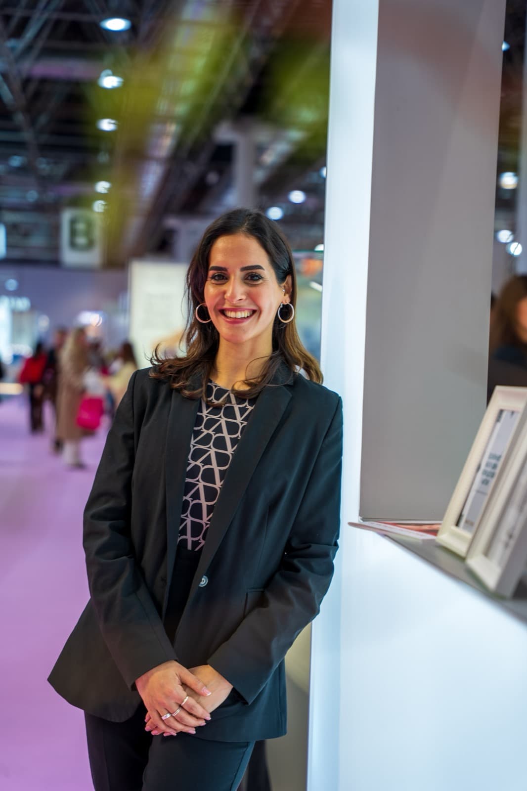 Meryem Mackenberg im schwarzen Blazer.